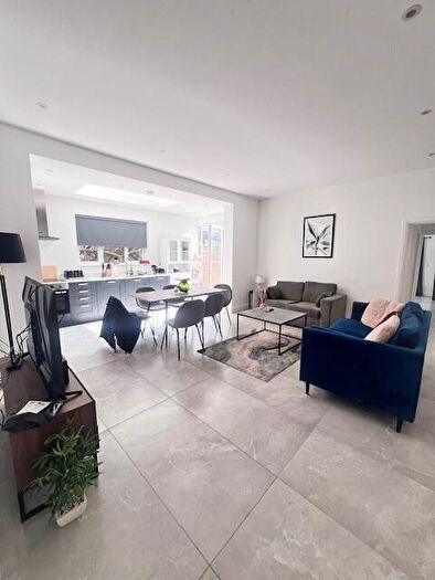 4 Bedroom Flat To Rent In Woodside Park Road, London, N12