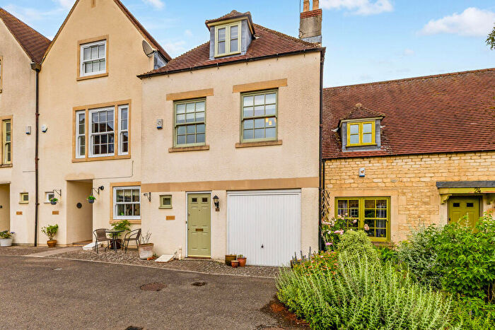 3 Bedroom Town House For Sale In Bingham Close, Cirencester, GL7