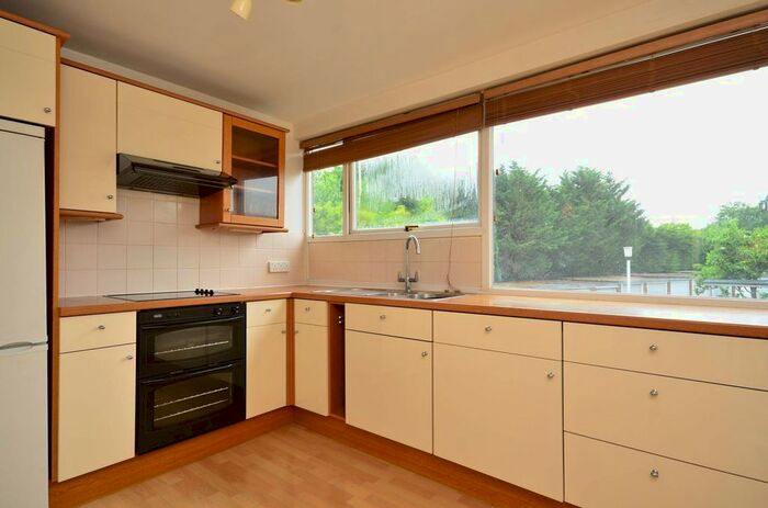 2 Bedroom Flat To Rent In Boxgrove Avenue, Guildford, Burpham, Guildford, GU1