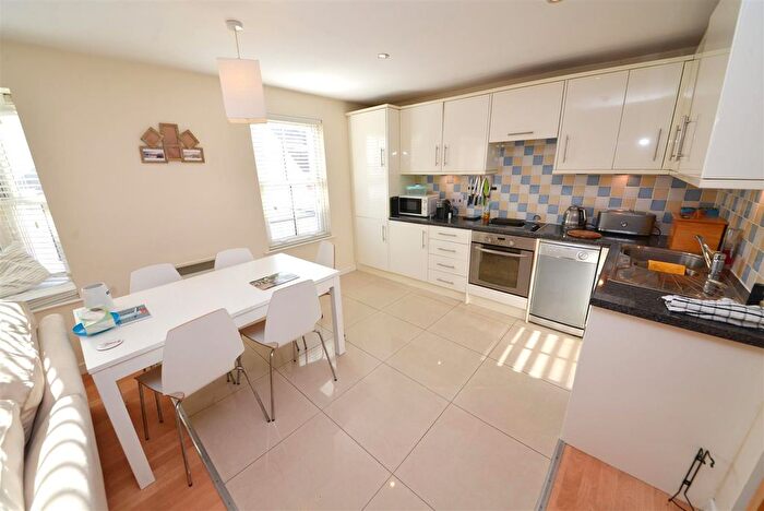 2 Bedroom Flat For Sale In Warren Street, Tenby, SA70