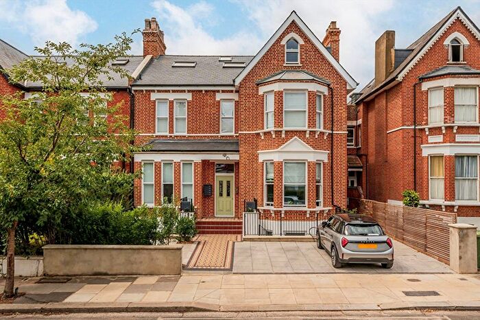 2 Bedroom Flat To Rent In Cumberland Park, Acton, W3