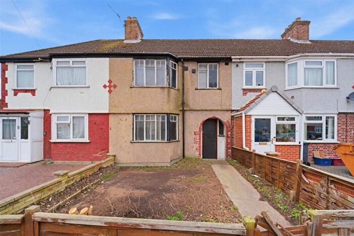 3 Bedroom Semi Detached House For Sale In Waye Avenue, Hounslow, TW5