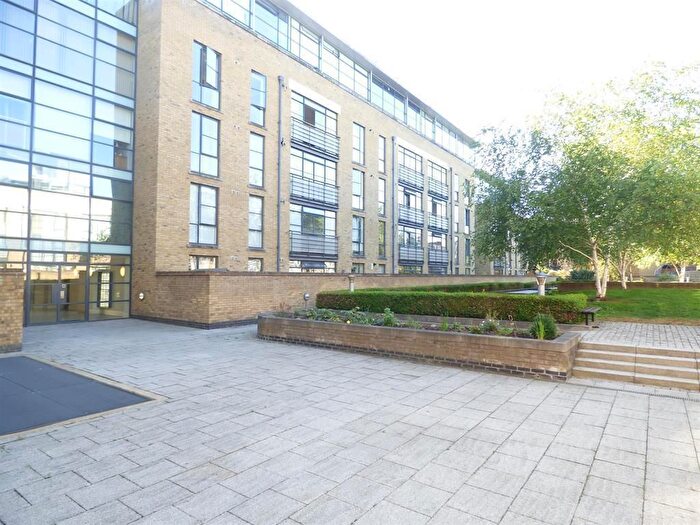 2 Bedroom Flat To Rent In Town Meadow, Brentford, TW8