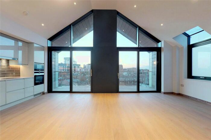 3 Bedroom Flat To Rent In Drapers Yard, London, SW18