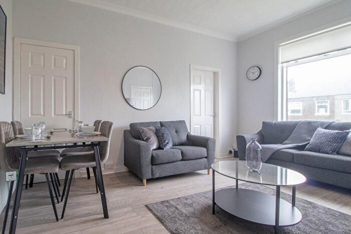 3 Bedroom Flat To Rent In Hartlaw Crescent, Glasgow, G52