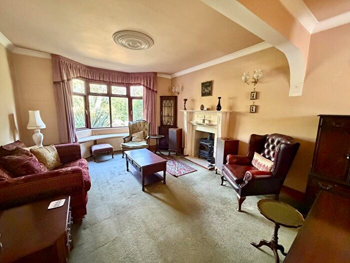 4 Bedroom Detached House For Sale In Higher Blandford Road, Broadstone, BH18 - Photo 2