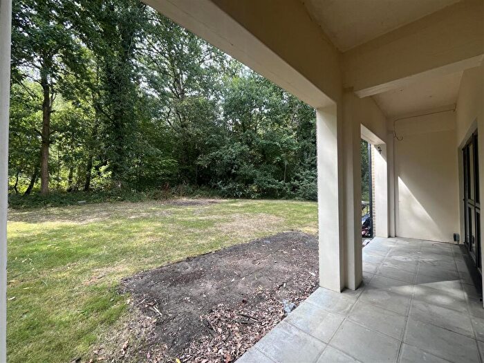 3 Bedroom Apartment To Rent In - Woodcote Side, Epsom, KT18