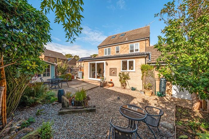 4 Bedroom Link Detached House For Sale In Dark Lane, Witney, OX28