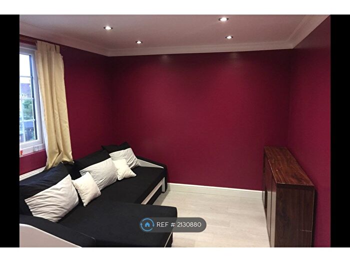 Studio To Rent In Graveley Avenue, Borehamwood, WD6