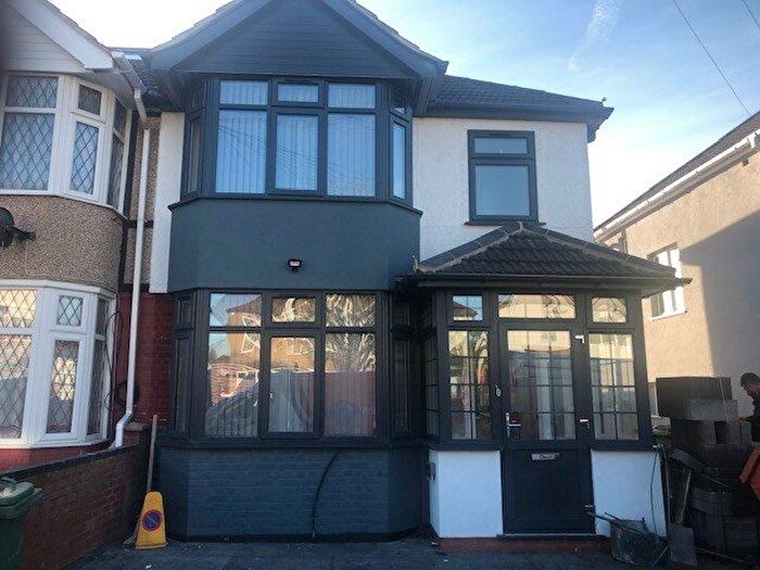 4 Bedroom Semi Detached House To Rent In Wealdstone, HA3