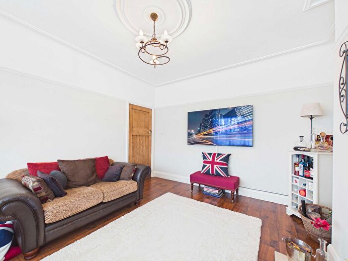 3 Bedroom Semi-Detached House For Sale In Ambleside Drive, Southend-On-Sea, SS1 - Photo 3