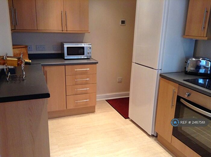 3 Bedroom Flat To Rent In De La Pole Avenue, Hull, HU3