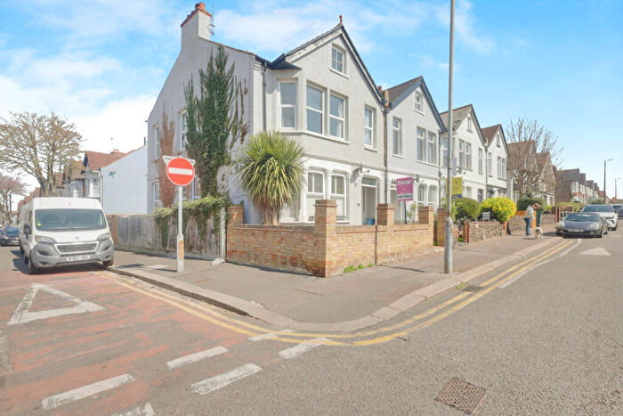 2 Bedroom Maisonette To Rent In Westborough Road, Westcliff-on-sea, SS0
