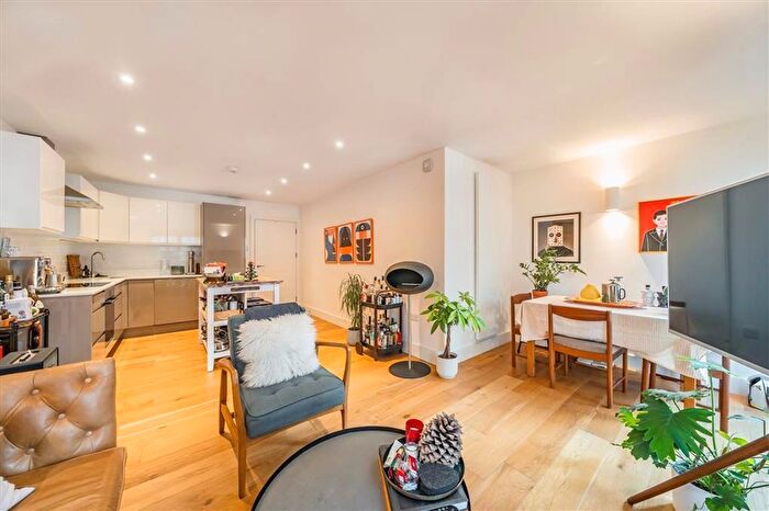 2 Bedroom Flat For Sale In Umberston Street, Whitechapel, E1