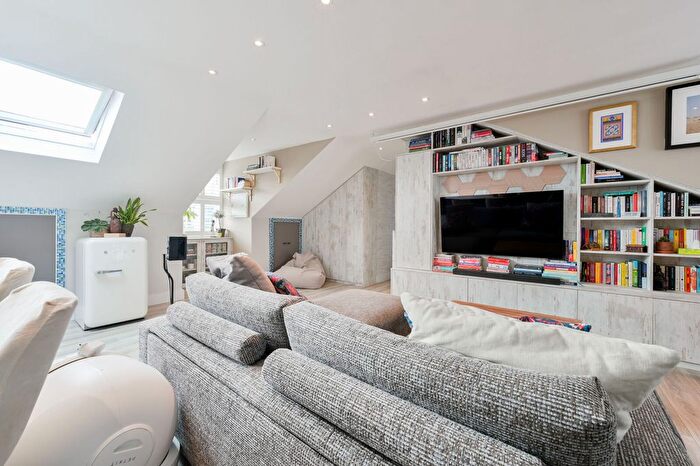3 Bedroom Flat For Sale In Manor Vale, Ealing, Brentford, TW8