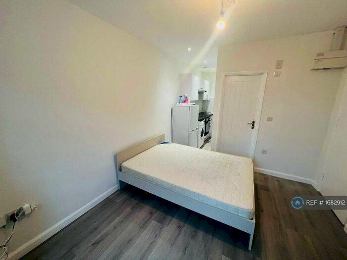 Studio To Rent In Campus Road, London, E17