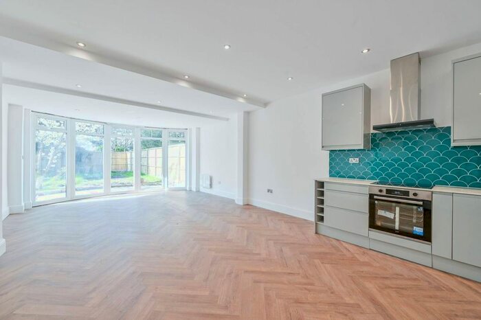 2 Bedroom Flat To Rent In Crown Lane, Streatham Common, London, SW16