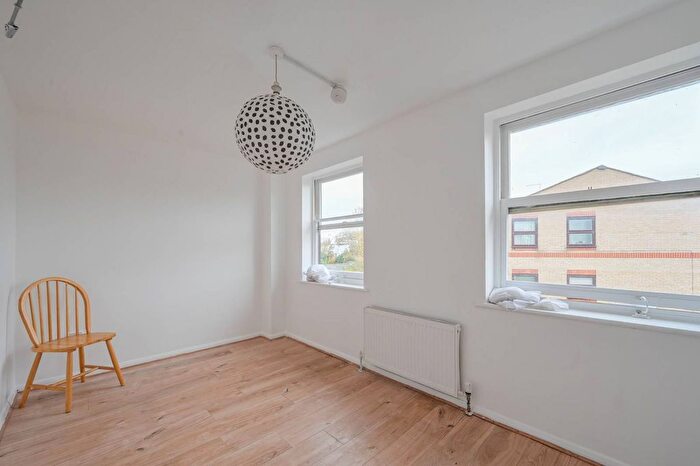 3 Bedroom Flat To Rent In Edmeston Close, Hackney, E9