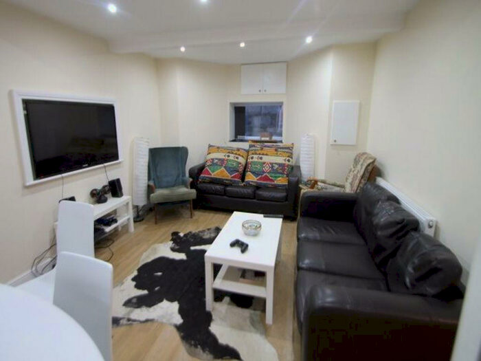 6 Bedroom House To Rent In Victoria Road, Leeds, LS6