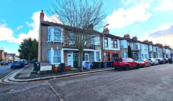 2 Bedroom Flat For Sale In Grange Avenue, North Finchley, N12