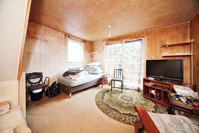 2 Bedroom Semi-Detached House For Sale In Felton Close, Luton, LU2