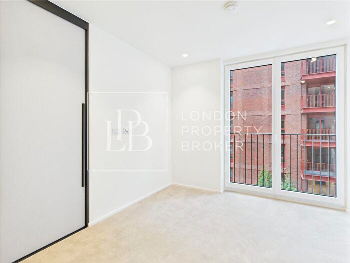 2 Bedroom Apartment To Rent In Barnacle House, Heron Wharf, E14