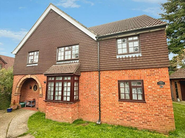 2 Bedroom Flat To Rent In Glebe Lane, Worting, RG23