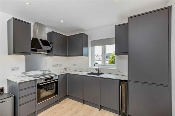 1 Bedroom Apartment To Rent In Balham High Road, SW12