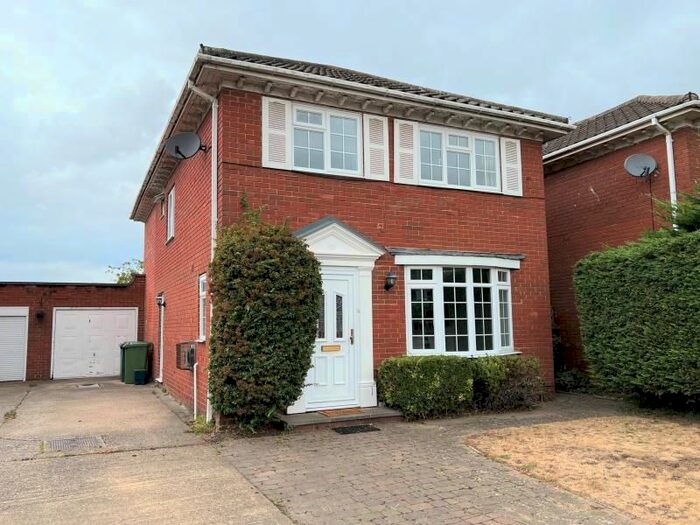 4 Bedroom Detached House To Rent In Shaftesbury Crescent, Staines, TW18