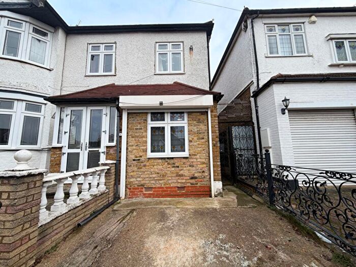 Studio To Rent In Peterborough Gardens, Ilford, IG1