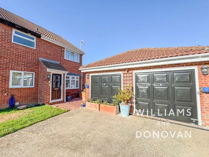 3 Bedroom Semi-detached House For Sale In Caernarvon Close, Hockley, SS5