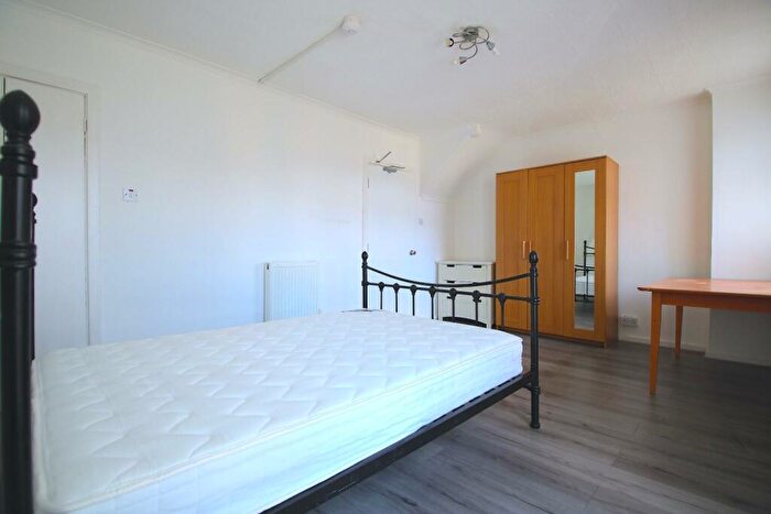 4 Bedroom Flat To Rent In Gale Street, London, E3