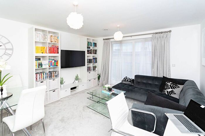 1 Bedroom Flat To Rent In Grover House, Embankment, Hemel Hempstead, HP3