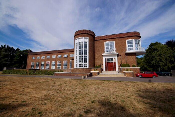 2 Bedroom Flat For Sale In Wycombe Road, Saunderton, High Wycombe, HP14