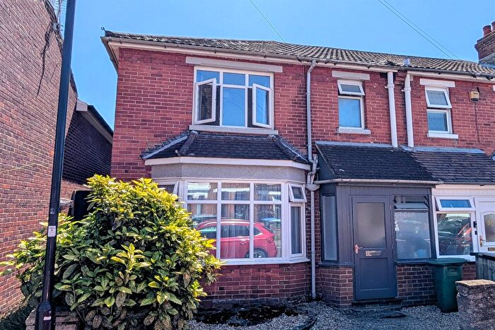 3 Bedroom Semi-Detached House To Rent In Henry Road, SO15