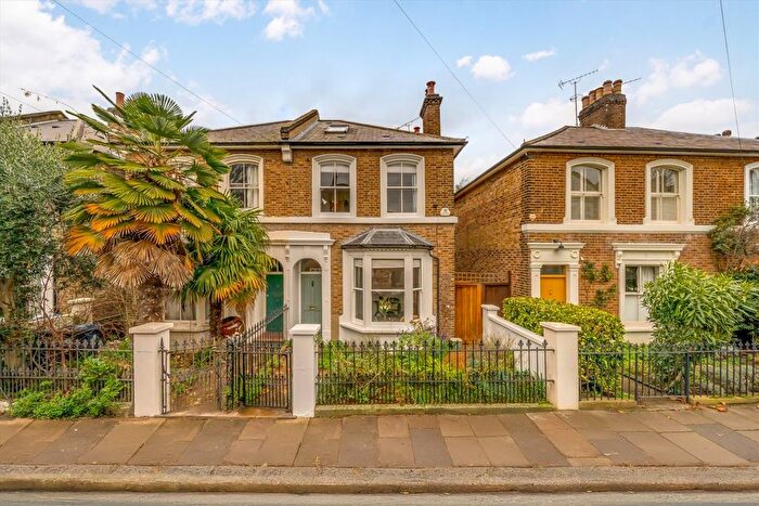 3 Bedroom Property For Sale In Avenue Road, Acton, W3