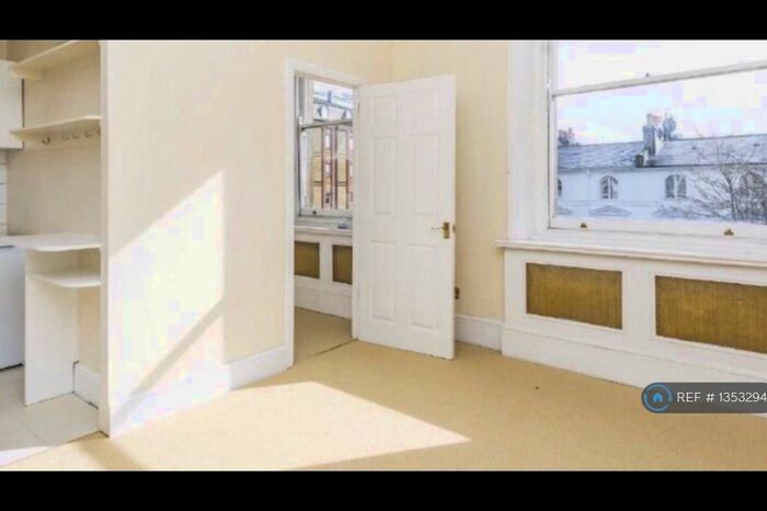 2 Bedroom Flat To Rent In Barker Street, London, SW10