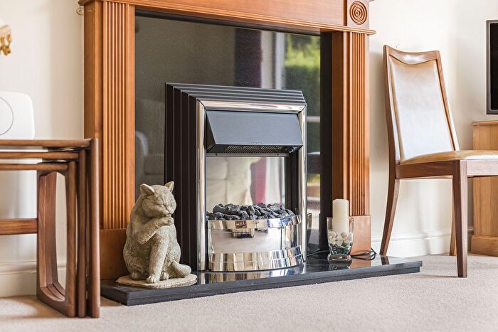 2 Bedroom Bungalow For Sale In Manor Court, Abingdon, OX14