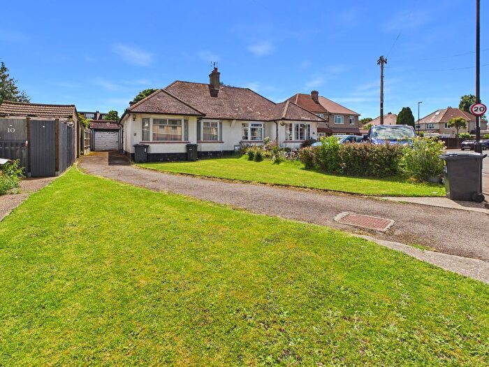 2 Bedroom Semi-detached Bungalow For Sale In Harewood Gardens, Sanderstead, CR2