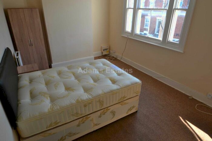 3 Bedroom Flat To Rent In Waylen Street, Reading, RG1