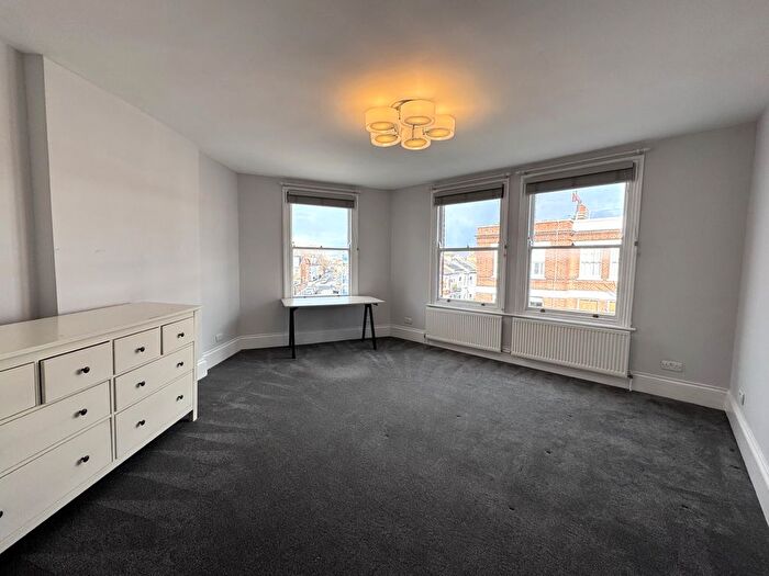 3 Bedroom Flat To Rent In Rostrevor Road, London, SW6
