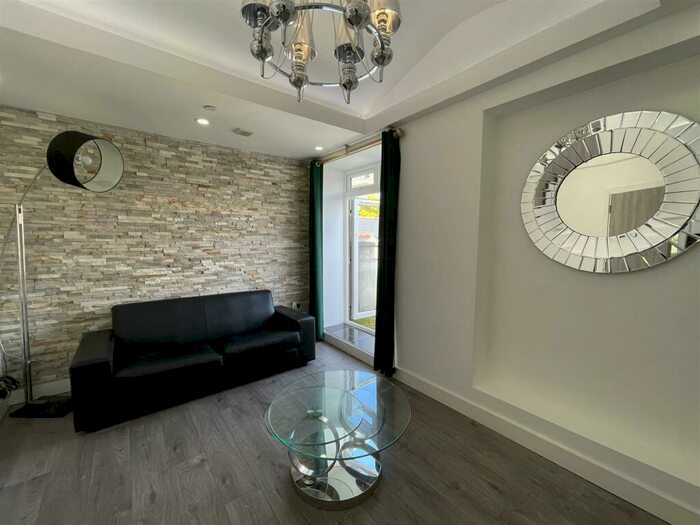 1 Bedroom Flat To Rent In The Parade, Roath, Cardiff, CF24