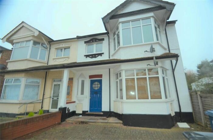 3 Bedroom Flat To Rent In Hale Grove Gardens, Mill Hill, NW7