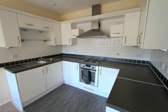 2 Bedroom Flat To Rent In Peoples Place, Warwick Road, Banbury, Oxon, OX16