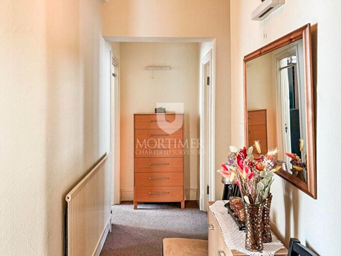 2 Bedroom Apartment To Rent In Green Lanes, London, N21
