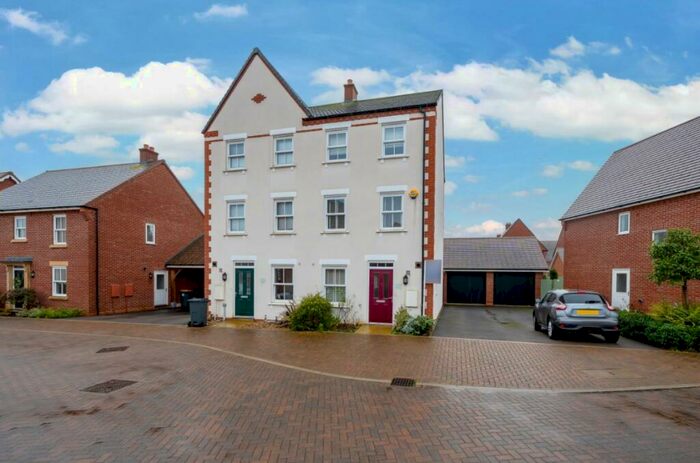 4 Bedroom Semi-Detached House To Rent In Edith Avenue, Great Denham, Bedford, MK40