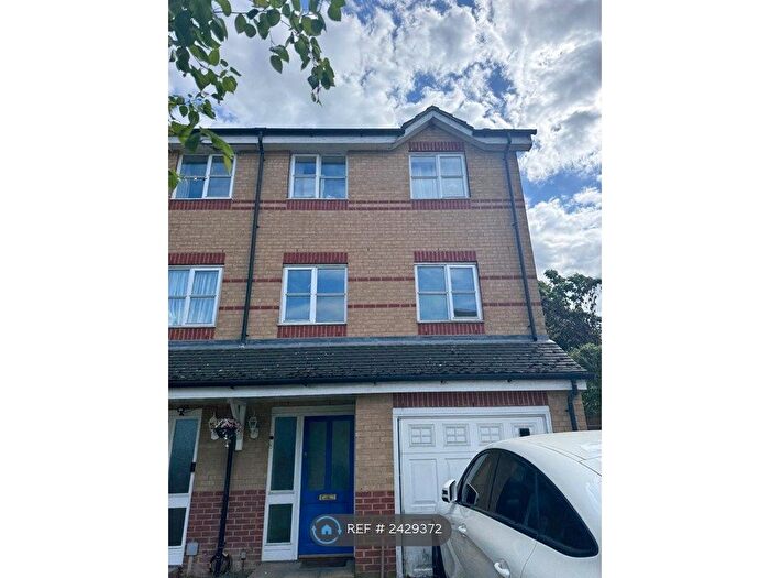 2 Bedroom Flat To Rent In Pickard Close, London, N14