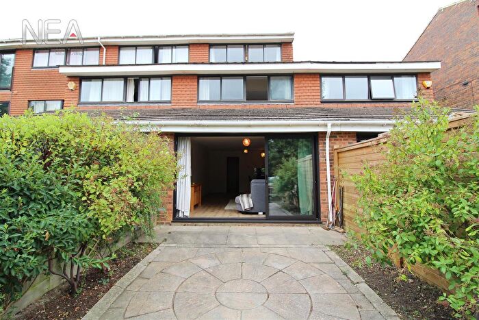 4 Bedroom Town House To Rent In Cardinal Close, Caversham, Reading, RG4