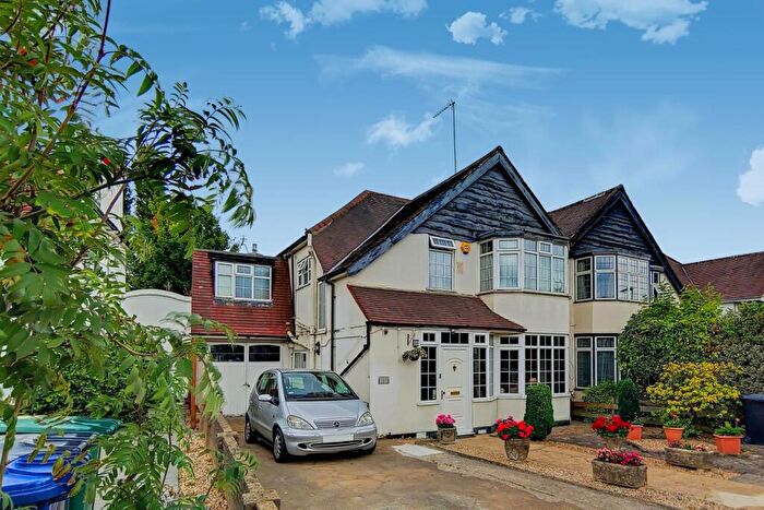 4 Bedroom Semi-Detached House For Sale In The Vale, NW11