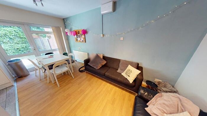4 Bedroom Semi-Detached House To Rent In Weston Avenue, Nottingham, NG7
